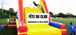 Une structure gonflable jaune et rouge sur le terrain de foot du stade Salif Keita à Cergy