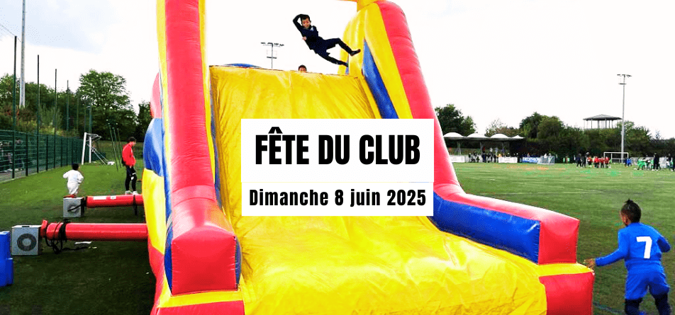 Une structure gonflable jaune et rouge sur le terrain de foot du stade Salif Keita à Cergy